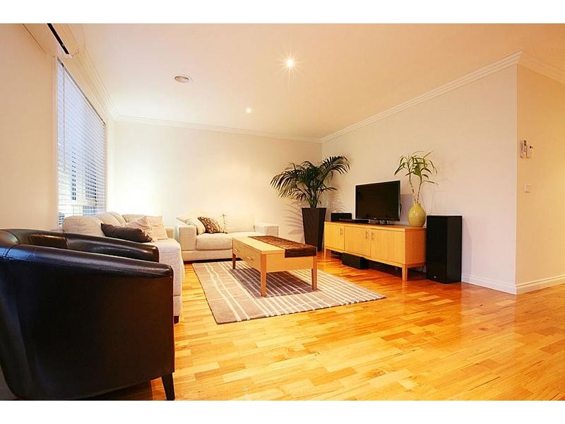 2/8 Buckingham Street, Sydenham VIC 3037