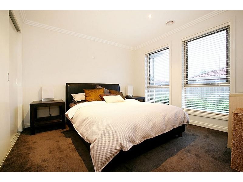 2/8 Buckingham Street, Sydenham VIC 3037