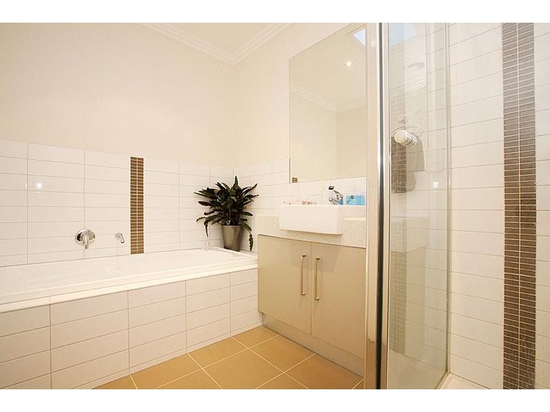 2/8 Buckingham Street, Sydenham VIC 3037