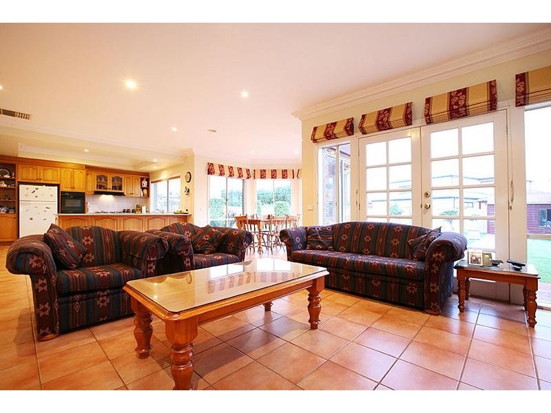 14 Bruce Way, Taylors Lakes VIC 3038