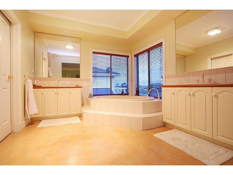 14 Bruce Way, Taylors Lakes VIC 3038