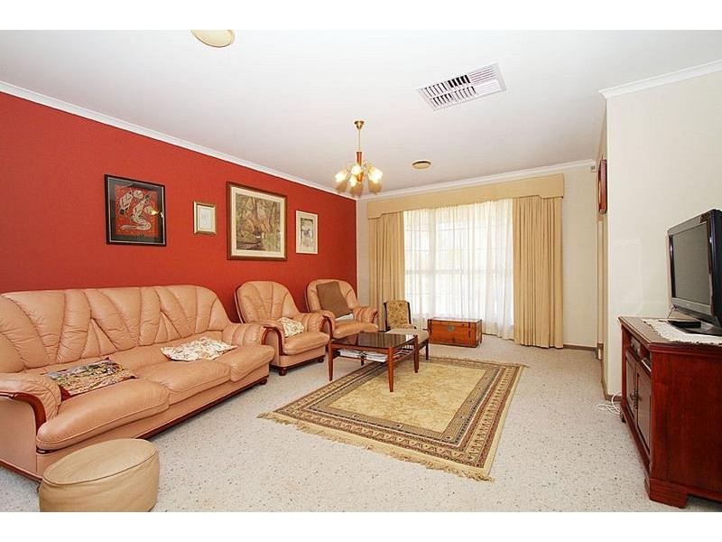 1 Barrine Way, Taylors Lakes VIC 3038