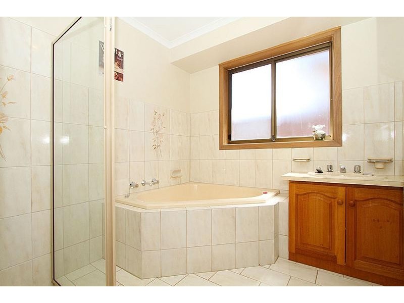 1 Barrine Way, Taylors Lakes VIC 3038