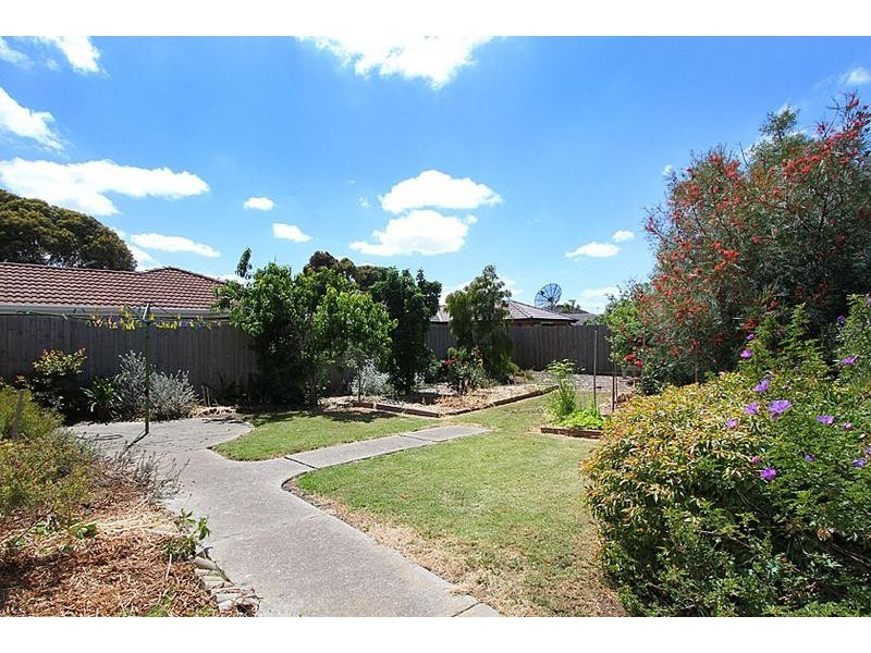 1 Barrine Way, Taylors Lakes VIC 3038