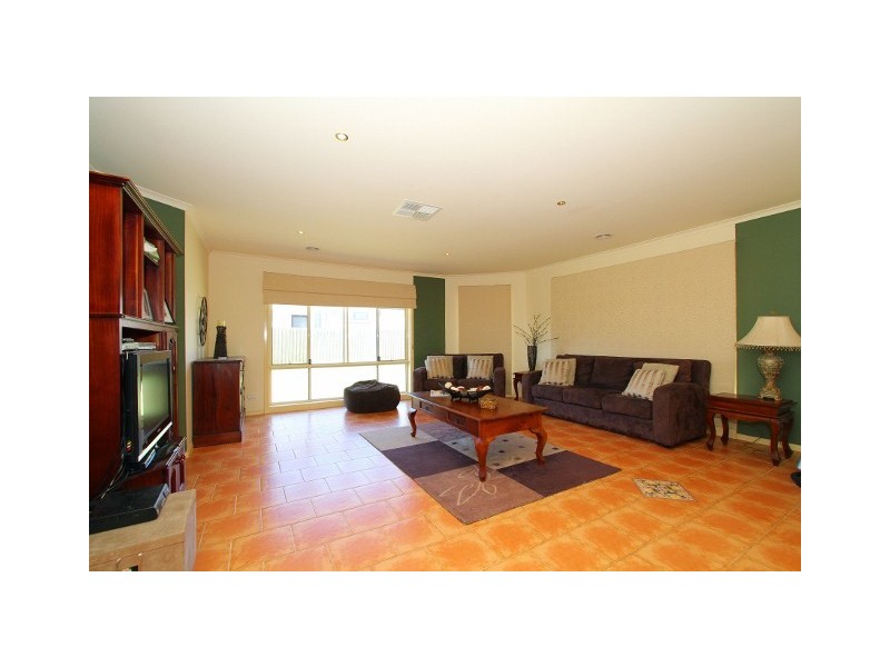 8 Cambridge Crescent, Taylors Lakes VIC 3038