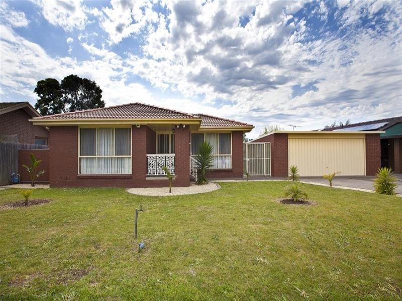 33 Angourie Crescent, Taylors Lakes VIC 3038