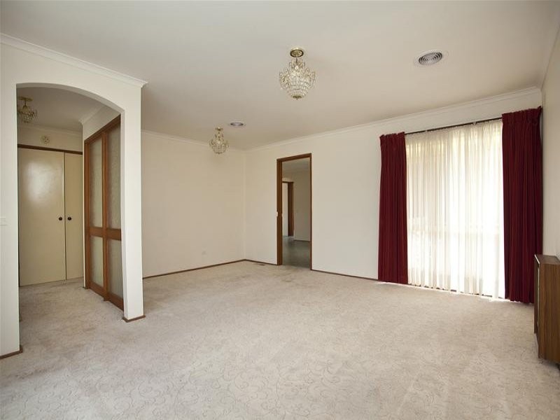 33 Angourie Crescent, Taylors Lakes VIC 3038