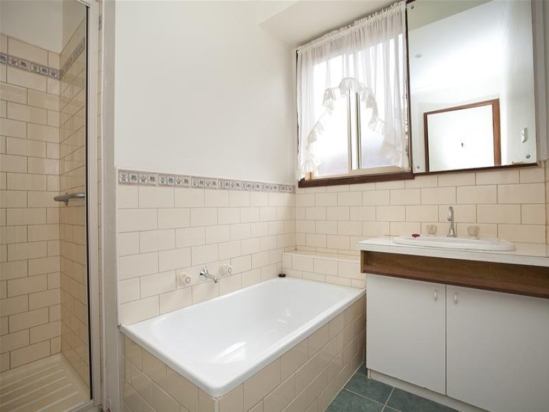 33 Angourie Crescent, Taylors Lakes VIC 3038