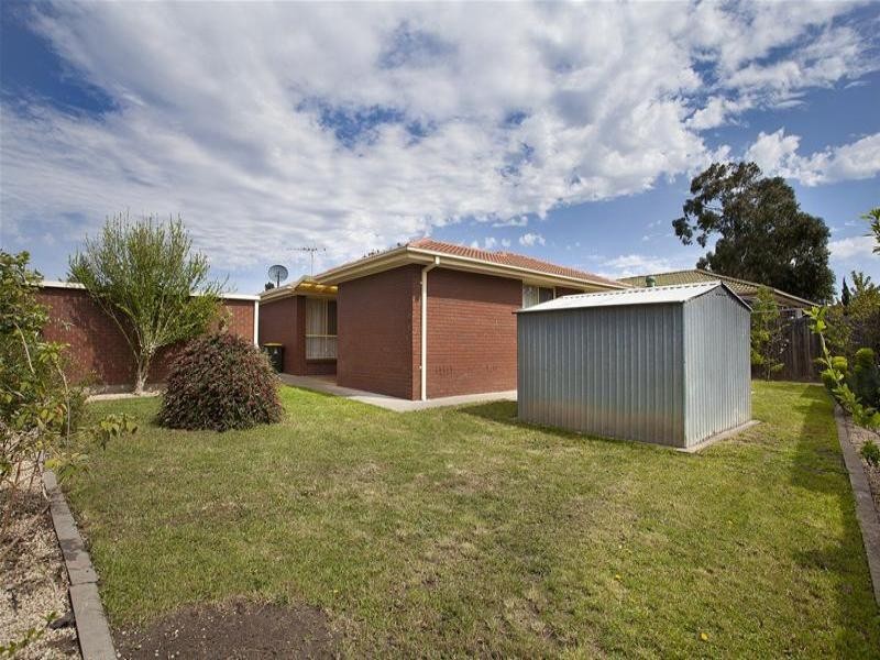 33 Angourie Crescent, Taylors Lakes VIC 3038