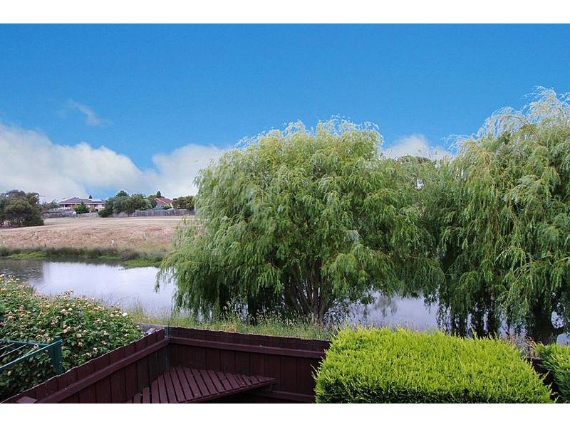 22 Village Avenue, Taylors Lakes VIC 3038
