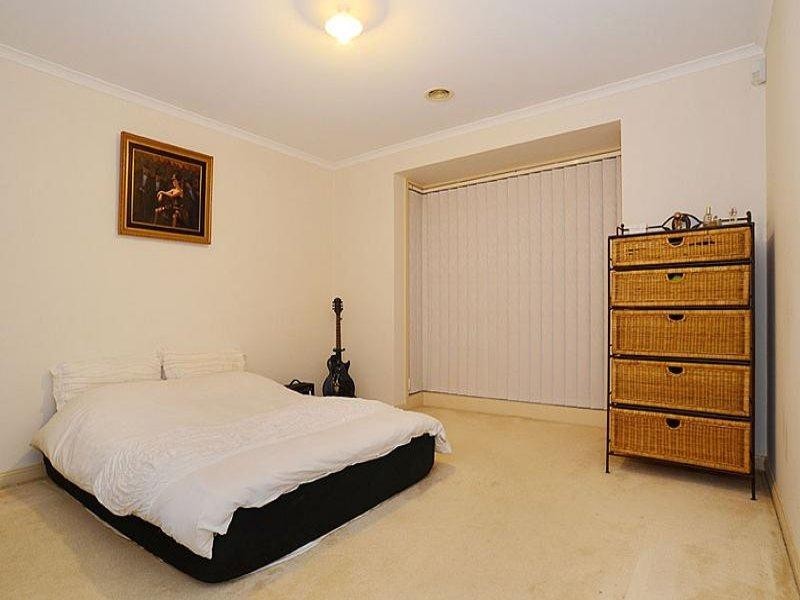 5 Muirs Court, Taylors Lakes VIC 3038