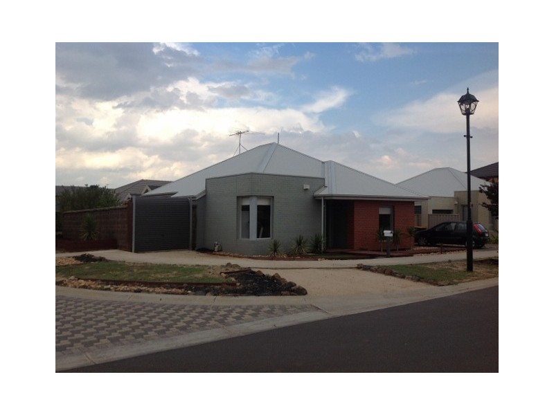 6 Verdon Avenue, Caroline Springs VIC 3023