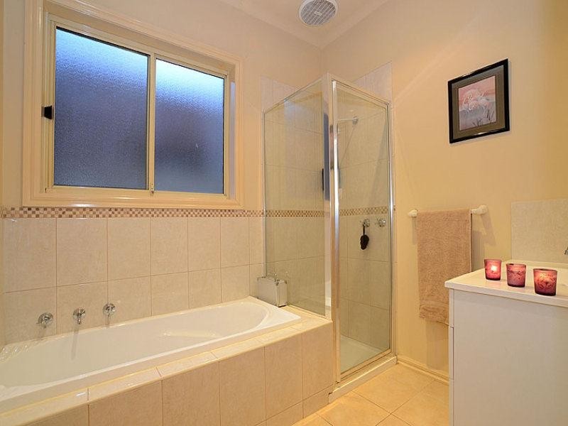 2/5 Jade Way, Hillside VIC 3037