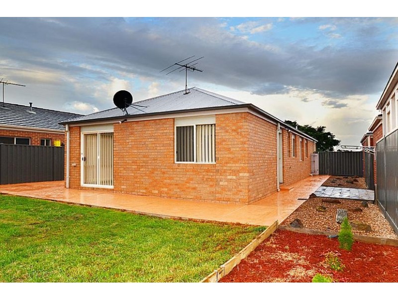 27 Klippel Way, Caroline Springs VIC 3023