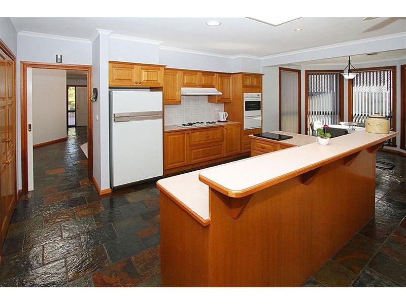 4 Queens Parade, Hillside VIC 3037