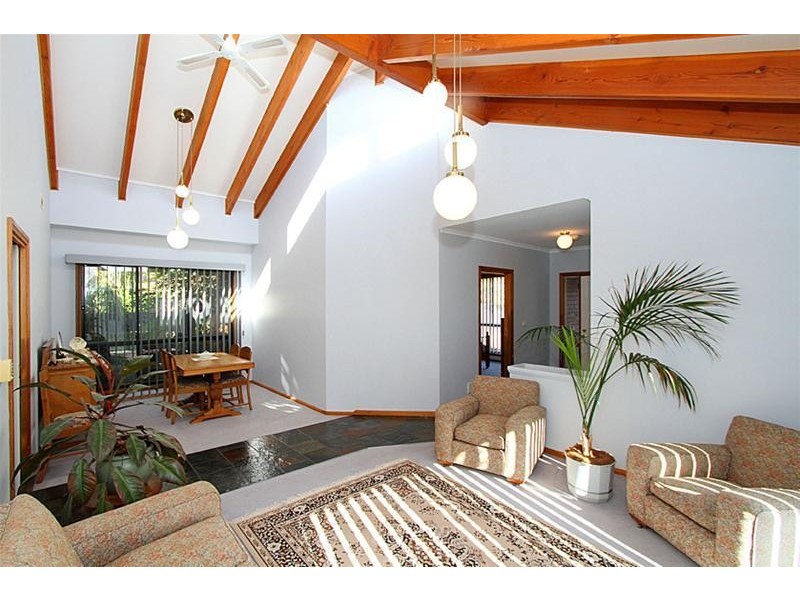 4 Queens Parade, Hillside VIC 3037