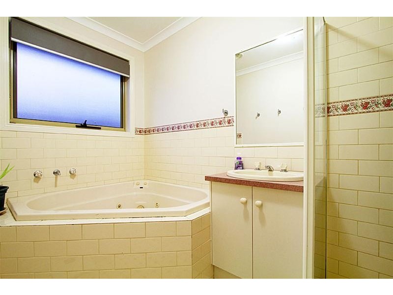 10 Delbridge Drive, Sydenham VIC 3037