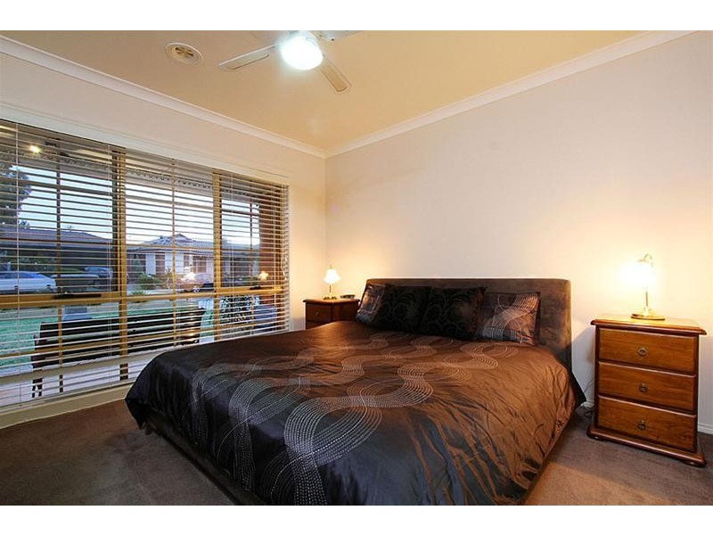 10 Delbridge Drive, Sydenham VIC 3037