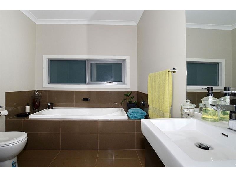 6 Flemington Street, Caroline Springs VIC 3023