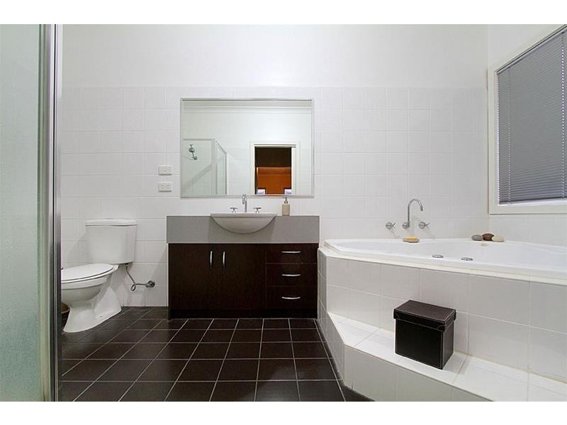 16 Cressida Crescent, Sydenham VIC 3037