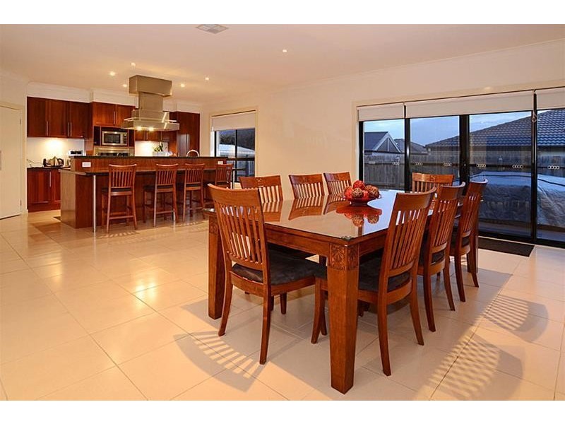 5 Sussex Grove, Taylors Hill VIC 3037