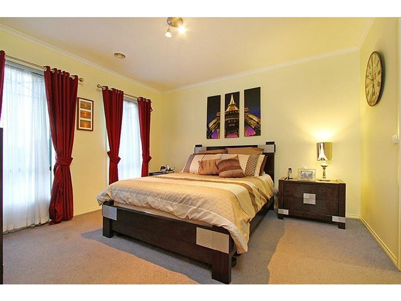 30 Cressida Crescent, Sydenham VIC 3037