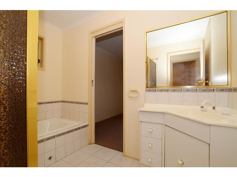 2/165 Lady Nelson Way, Keilor Downs VIC 3038