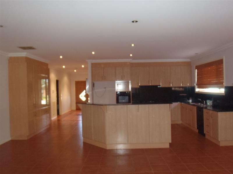 34 Johnstone Way, Taylors Hill VIC 3037