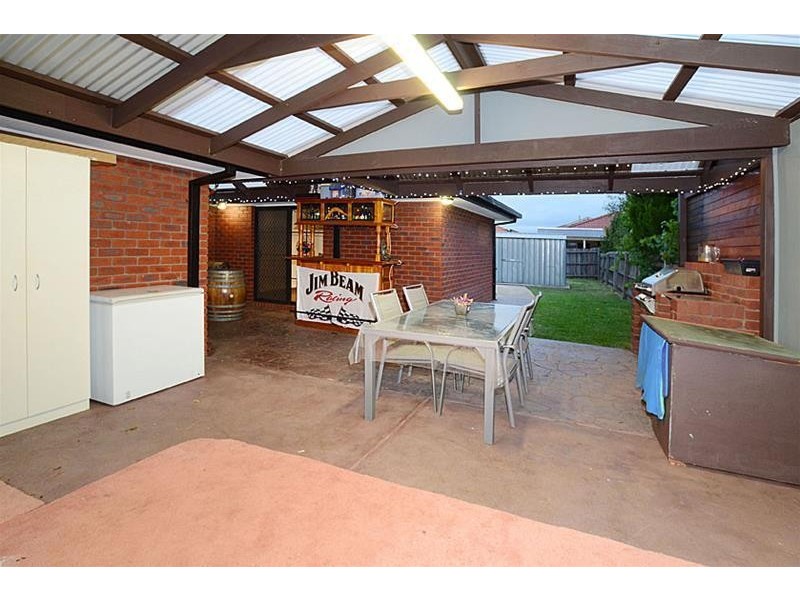 6 Steamtrain Close, Sydenham VIC 3037