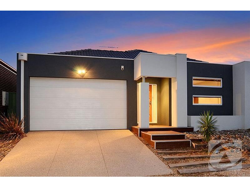 9 Dahlia Drive, Caroline Springs VIC 3023