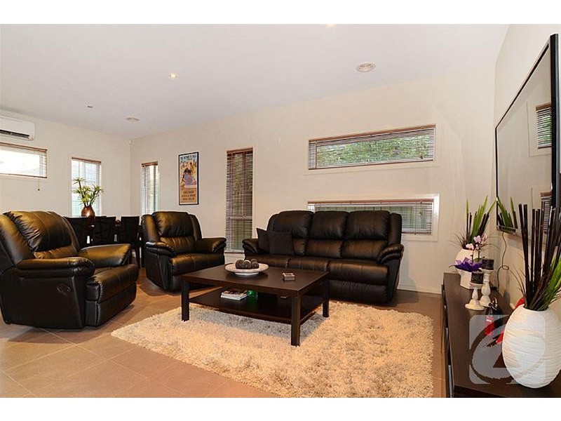 9 Dahlia Drive, Caroline Springs VIC 3023