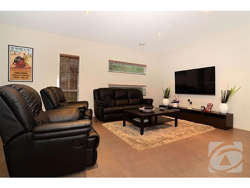 9 Dahlia Drive, Caroline Springs VIC 3023