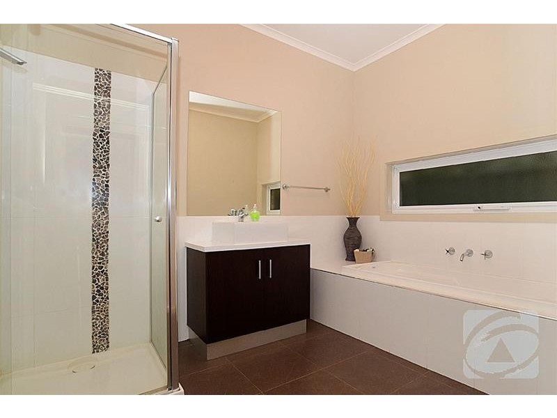 9 Dahlia Drive, Caroline Springs VIC 3023