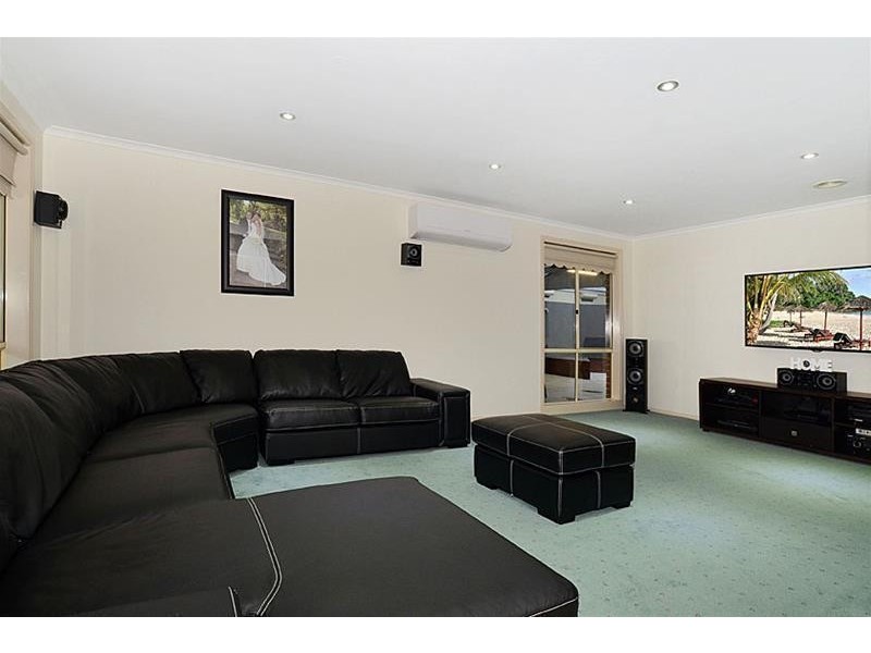 9 Rose Hedge Drive, Sydenham VIC 3037