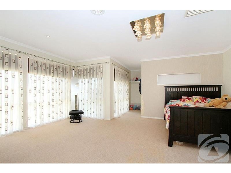 9 Power Place, Taylors Lakes VIC 3038