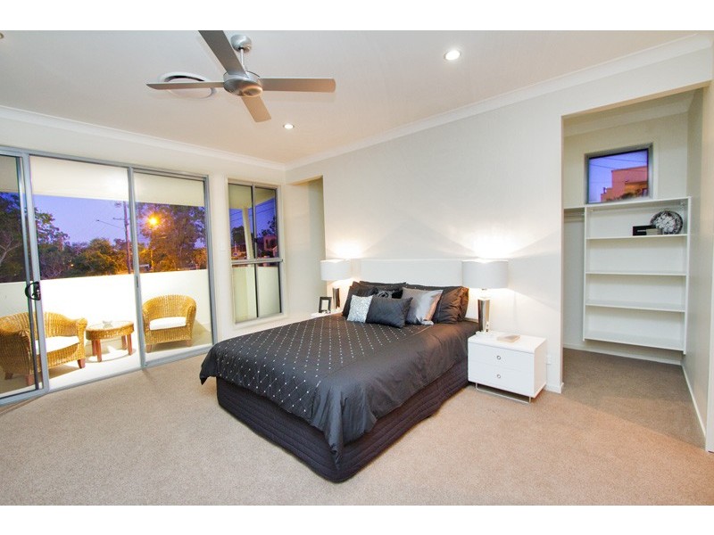 136 Hawken Drive, St Lucia QLD 4067