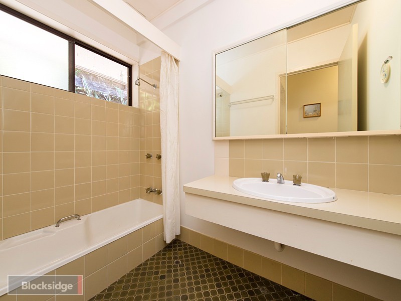 33 Struan Street, Chapel Hill QLD 4069