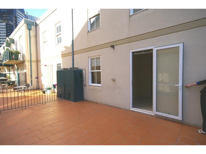 1/2 Moore Street, Southbank VIC 3006