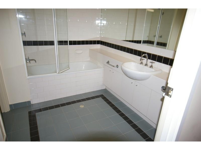 1/2 Moore Street, Southbank VIC 3006