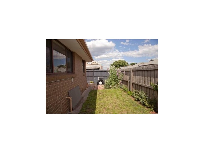 2/35 Newcastle Street, Newport VIC 3015