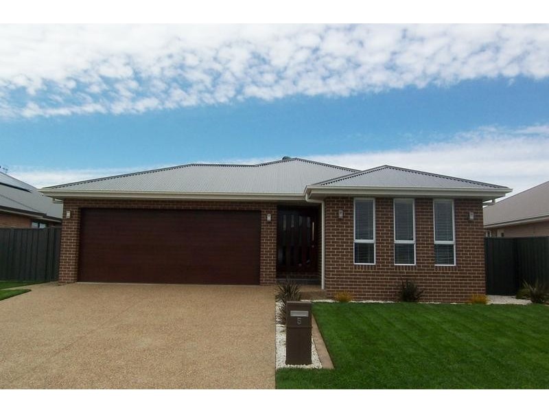 5 Mewburn Drive, Goulburn NSW 2580