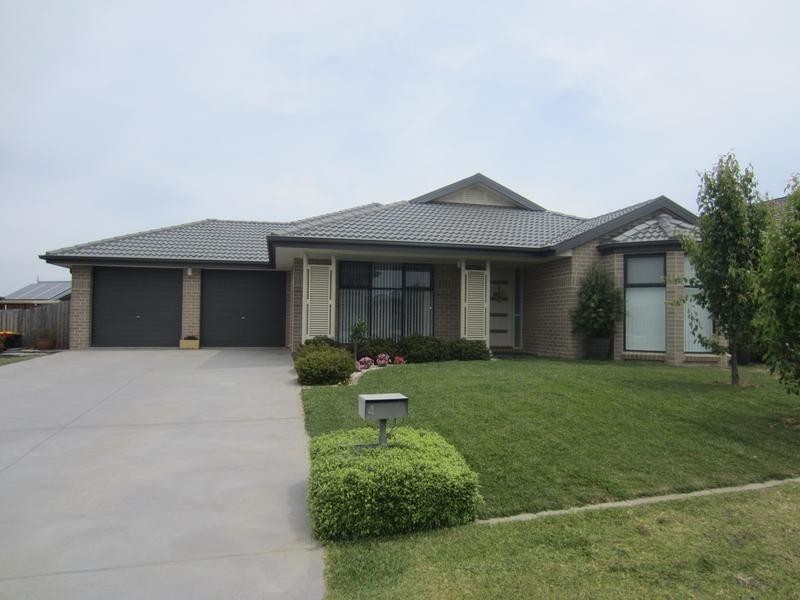 4 Barry Crescent, Goulburn NSW 2580