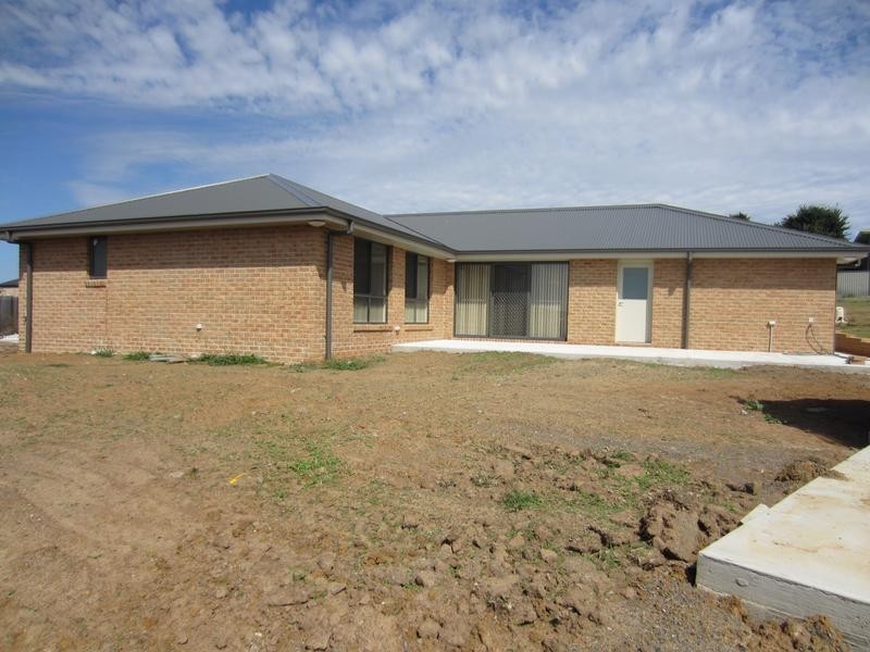 8 Monastery Drive, Goulburn NSW 2580