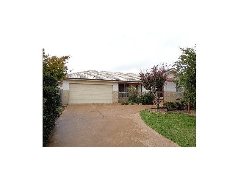 11 Stombuco Place, Goulburn NSW 2580