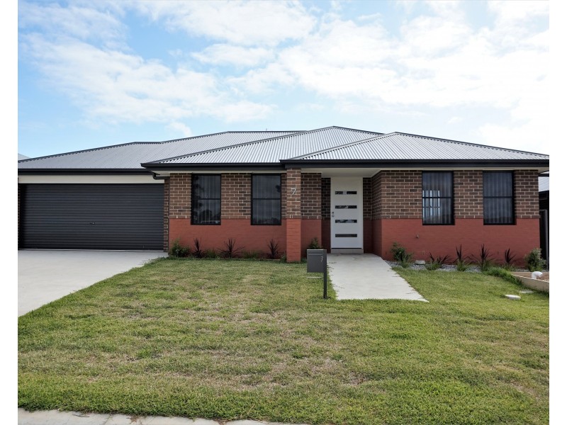 7 Huxtable Place, Goulburn NSW 2580