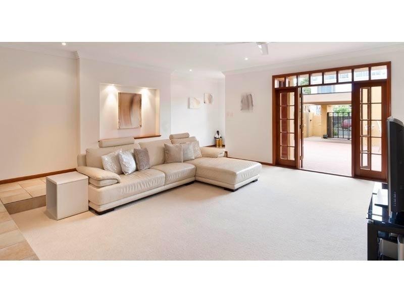 46 CRONIN AVENUE, Main Beach QLD 4217