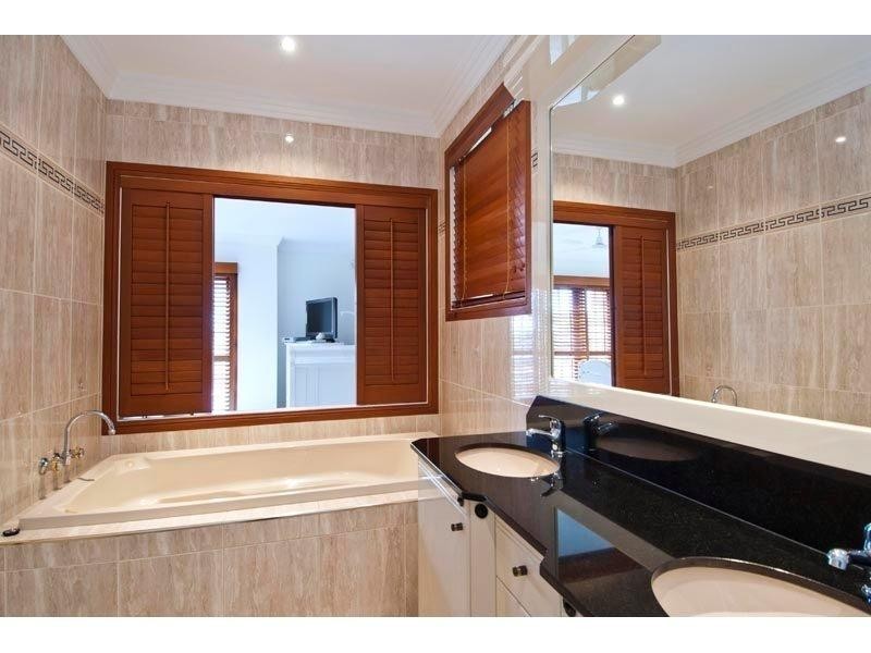 46 CRONIN AVENUE, Main Beach QLD 4217