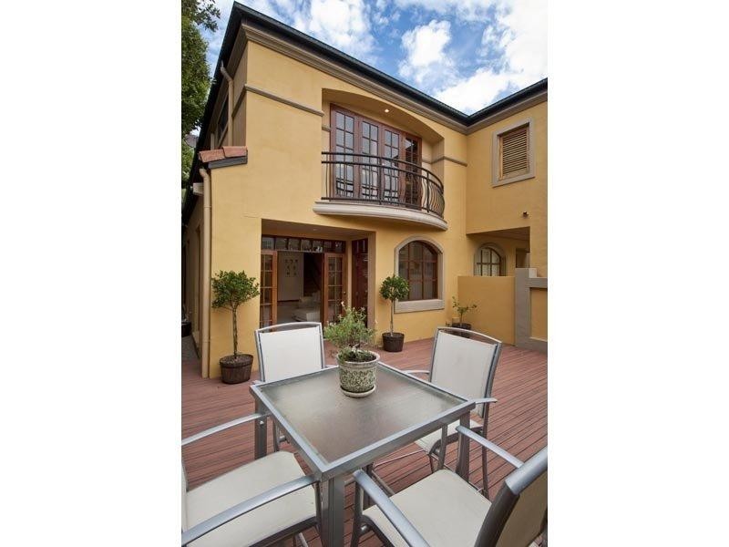 46 CRONIN AVENUE, Main Beach QLD 4217