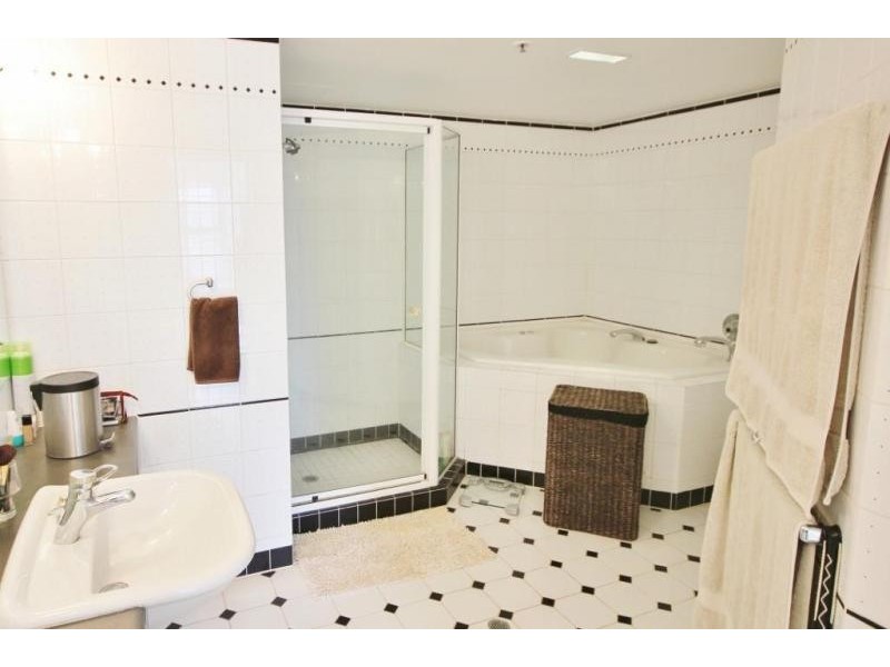 12 COMMODORE DR, Paradise Waters QLD 4217