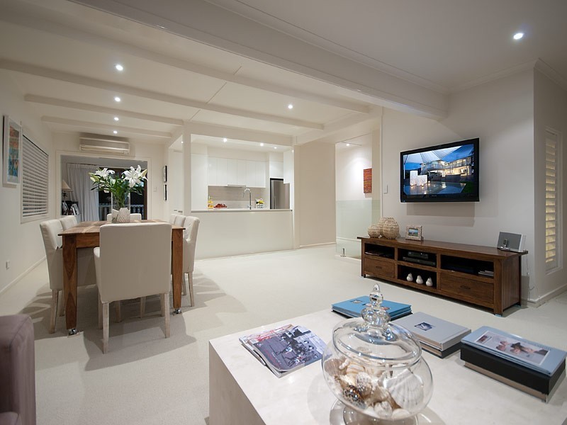 49 WOODROFFE AVENUE, Main Beach QLD 4217